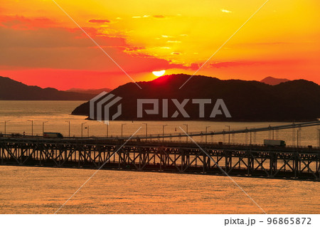 黄昏の瀬戸大橋(下津井瀬戸大橋) 黄昏の瀬戸大橋(下津井瀬戸大橋) 96865872