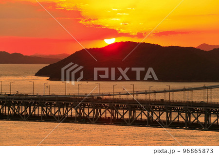 黄昏の瀬戸大橋（下津井瀬戸大橋） 96865873