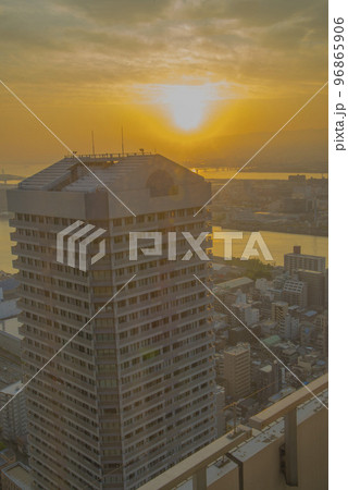 大阪ベイエリアの夕焼け 大阪ベイエリアの夕焼け 96865906