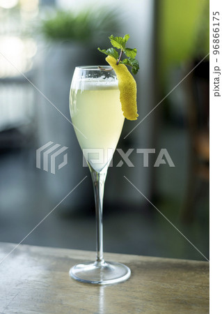 lemon and grapefruit with egg white citrus spritzer cocktail 96866175