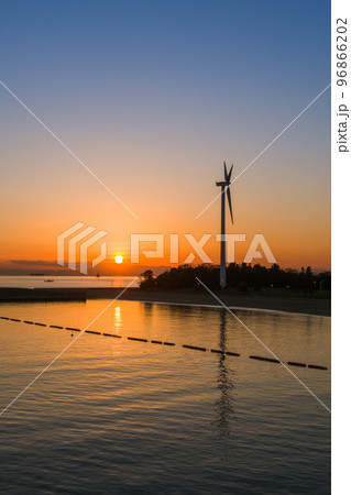 新舞子ファインブリッジから見た風力発電の風車と夕陽(愛知県知多市 新舞子) 新舞子ファインブリッジから見た風力発電の風車と夕陽(愛知県知多市 新舞子) 96866202