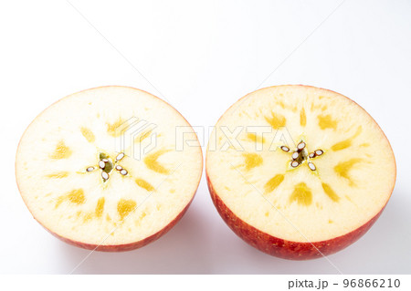 横向きに半分に切ったりんごの断面。(白バック) 横向きに半分に切ったりんごの断面。(白バック) 96866210