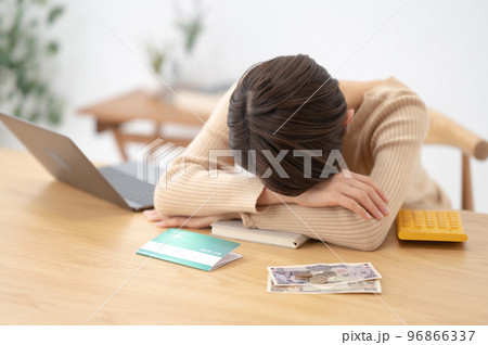 通帳 悩む女性 通帳 悩む女性 96866337