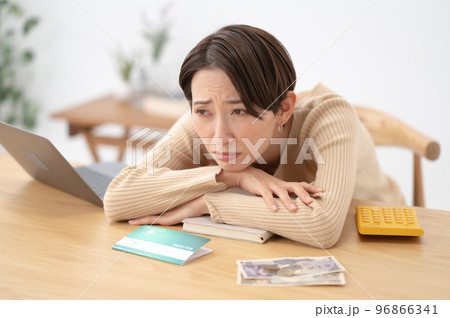 通帳　悩む女性 96866341