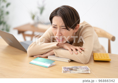 通帳　悩む女性 96866342