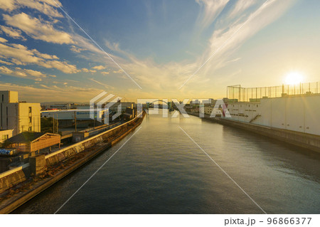 大阪 木津川橋(国道43号線)から南側のすばらしい夕景と雄大な木津川水門 96866377