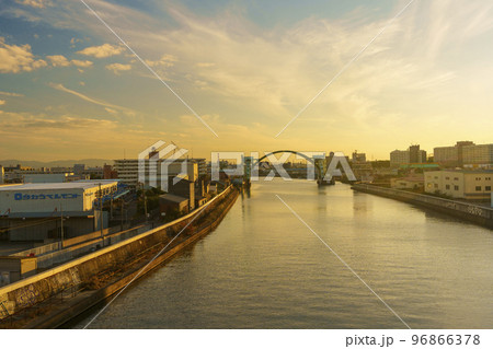 大阪 木津川橋(国道43号線)から南側のすばらしい夕景と雄大な木津川水門 96866378