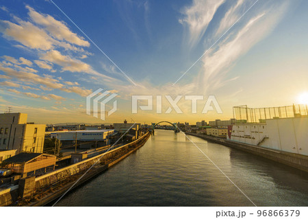 大阪 木津川橋(国道43号線)から南側のすばらしい夕景と雄大な木津川水門 96866379