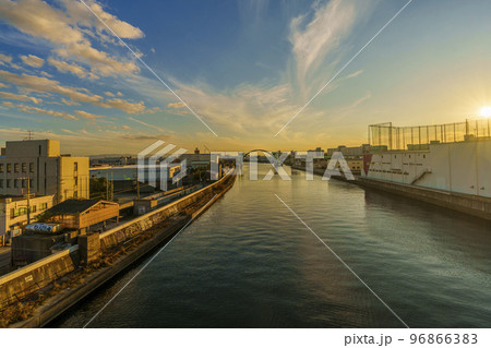 大阪 木津川橋(国道43号線)から南側のすばらしい夕景と雄大な木津川水門 96866383