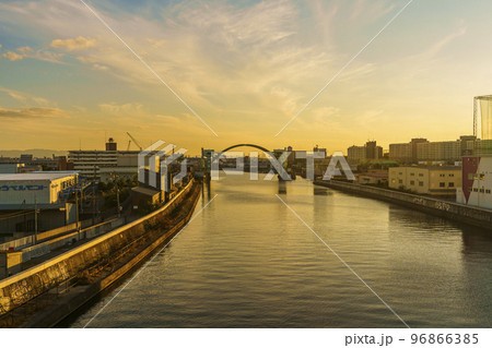 大阪 木津川橋(国道43号線)から南側のすばらしい夕景と雄大な木津川水門 96866385
