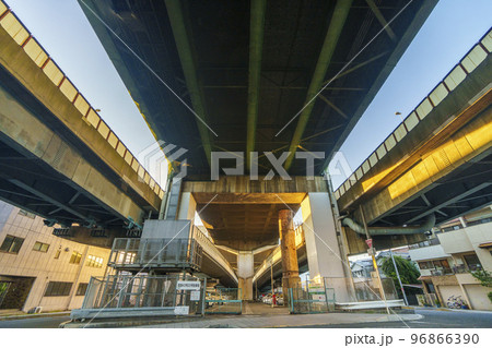 下から見る阪神高速17号西大阪線と国道43号線(大阪府大阪市大正区三軒家東) 下から見る阪神高速17号西大阪線と国道43号線(大阪府大阪市大正区三軒家東) 96866390