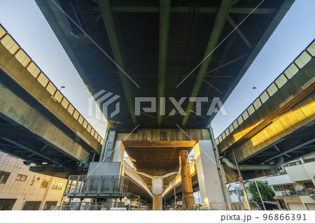 下から見る阪神高速17号西大阪線と国道43号線（大阪府大阪市大正区三軒家東） 96866391