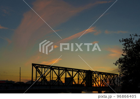 大阪環状線　岩崎運河橋梁　夕暮れ　シルエット 96866405