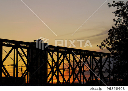 大阪環状線 岩崎運河橋梁 夕暮れ シルエット 大阪環状線 岩崎運河橋梁 夕暮れ シルエット 96866408