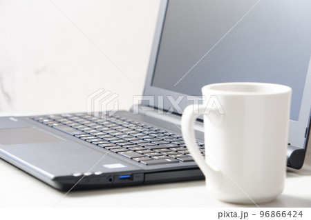 ノートパソコンとコーヒーでデスクワーク ノートパソコンとコーヒーでデスクワーク 96866424