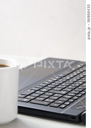 ノートパソコンとコーヒーでデスクワーク ノートパソコンとコーヒーでデスクワーク 96866430