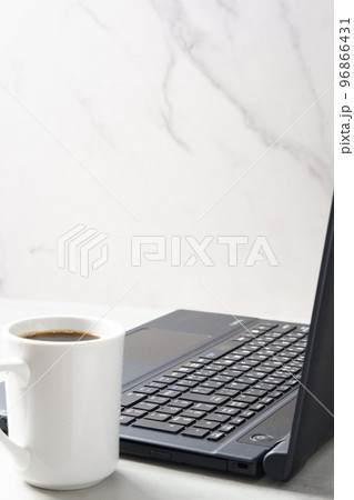 ノートパソコンとコーヒーでデスクワーク ノートパソコンとコーヒーでデスクワーク 96866431