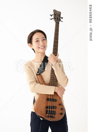 ベースを弾く女性　白バック 96866468