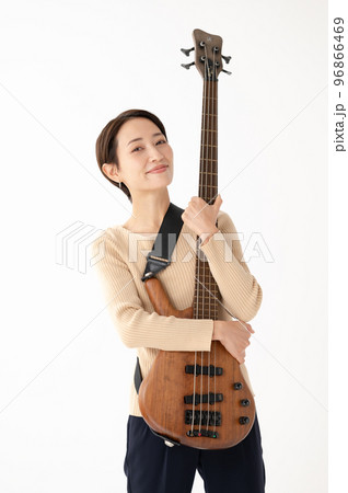 ベースを弾く女性　白バック 96866469
