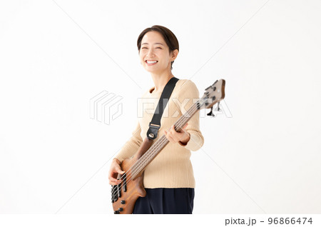 ベースを弾く女性　白バック 96866474