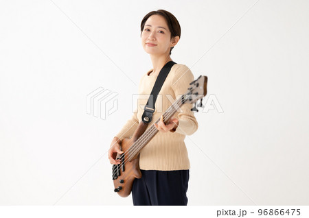 ベースを弾く女性　白バック 96866475