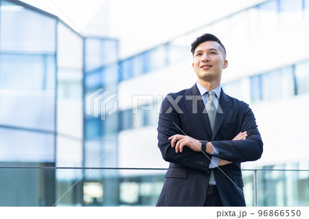 男性、ビジネス、ビジネスマン、日本人、スーツ、フォーマル、CEO、若手社長、オフィス、男性社員 96866550