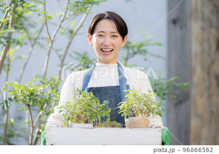 ガーデニングが趣味の女性やショップ店員さんのイメージ　カメラ目線 96866562