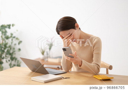 スマートフォン 悩む 女性 スマートフォン 悩む 女性 96866705