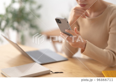 スマートフォン 悩む 女性 スマートフォン 悩む 女性 96866711