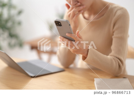 スマートフォン　悩む　女性 96866713