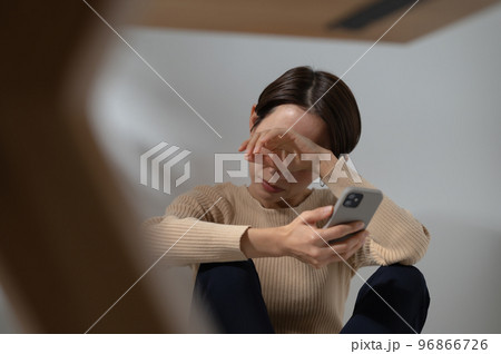 スマートフォン　悩む　女性 96866726