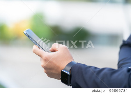 男性、ビジネス、スマホ、ビジネスマン、日本人、スーツ、フォーマル、CEO、若手社長、オフィス 96866784