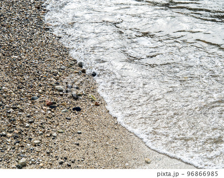 砂浜の穏やかな波打ち際。 96866985