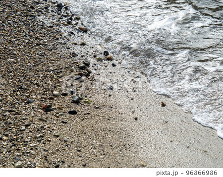 砂浜の穏やかな波打ち際。 砂浜の穏やかな波打ち際。 96866986