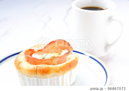 とろとろ玉子のベーコンポテトパンとコーヒー とろとろ玉子のベーコンポテトパンとコーヒー 96867072
