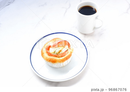 とろとろ玉子のベーコンポテトパンとコーヒー とろとろ玉子のベーコンポテトパンとコーヒー 96867076