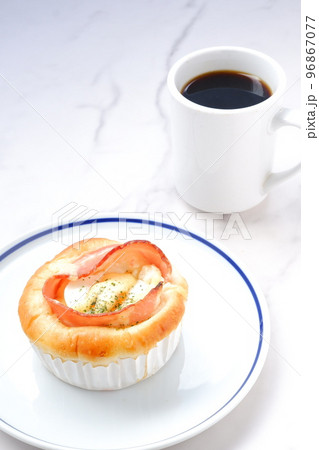 とろとろ玉子のベーコンポテトパンとコーヒー 96867077