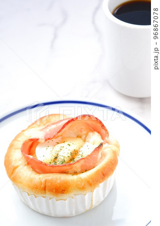 とろとろ玉子のベーコンポテトパンとコーヒー 96867078