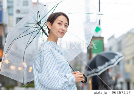 バス停 女性 バス停 女性 96867117