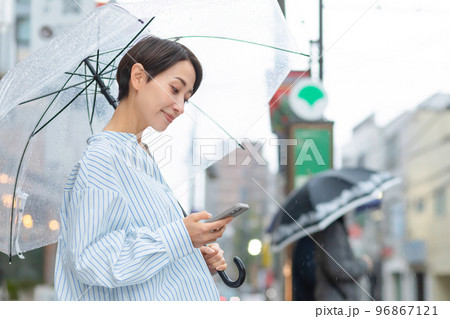 バス停 女性 バス停 女性 96867121