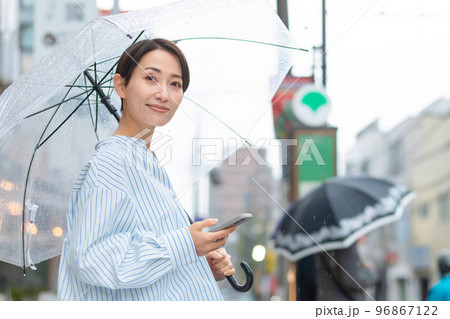 バス停　女性 96867122