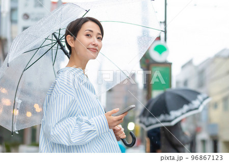 バス停　女性 96867123