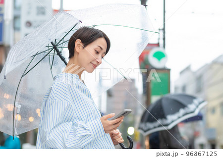 バス停　女性 96867125