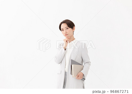 ビジネス　悩む女性　白バック 96867271