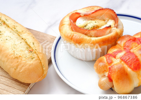 3種類の総菜パンでランチタイム 96867386