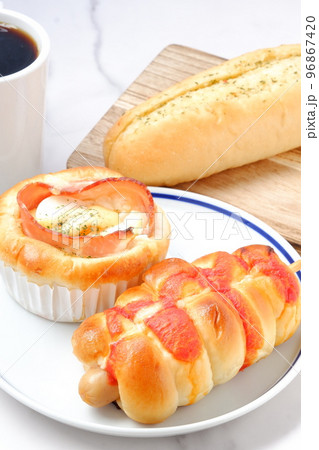 3種類の総菜パンとコーヒーでランチタイム 3種類の総菜パンとコーヒーでランチタイム 96867420