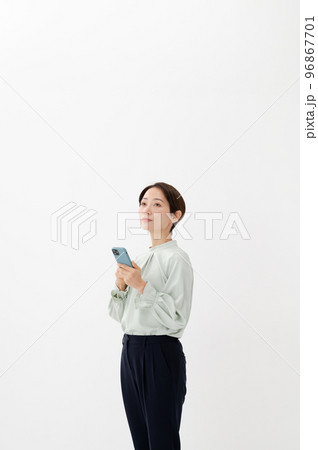 スマートフォン　女性　白バック 96867701