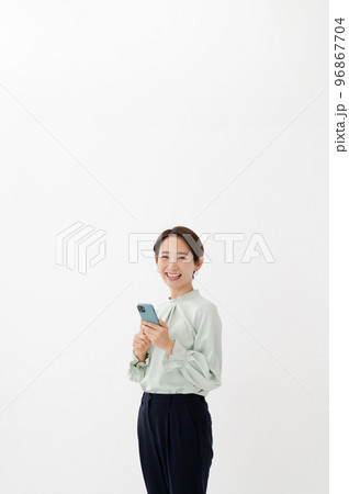 スマートフォン　女性　白バック 96867704