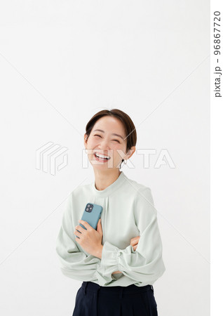 スマートフォン　女性　白バック 96867720