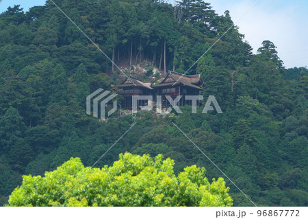 日吉大社奥宮の牛尾神社を望む　滋賀県大津市 96867772